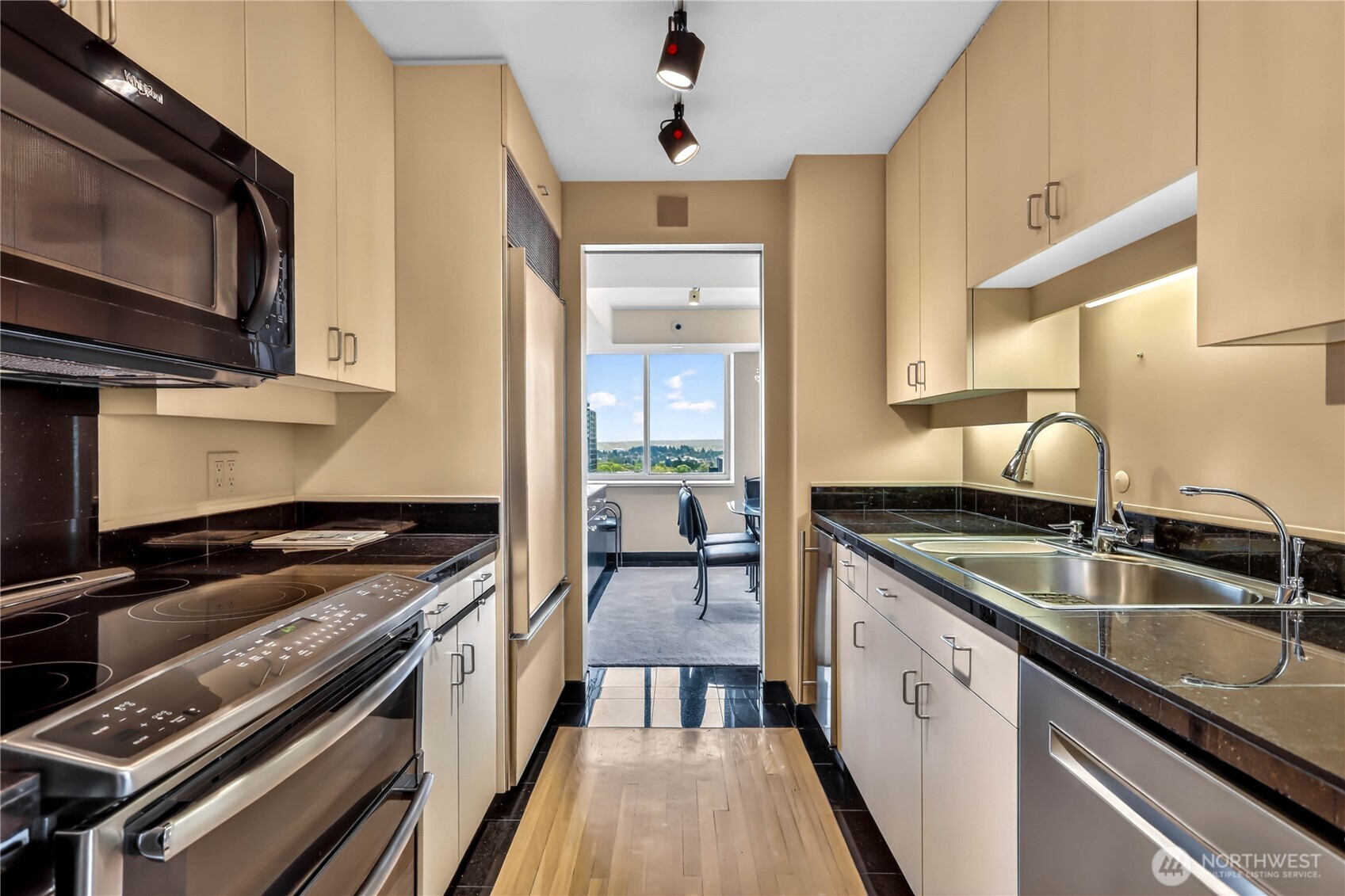 4540 8th Avenue NE #2106, Seattle, WA 98105