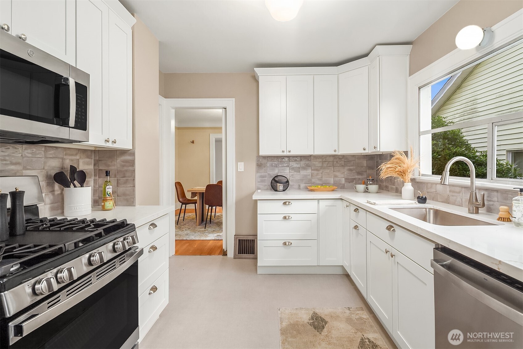 6813 17th Avenue NE, Seattle, WA 98115