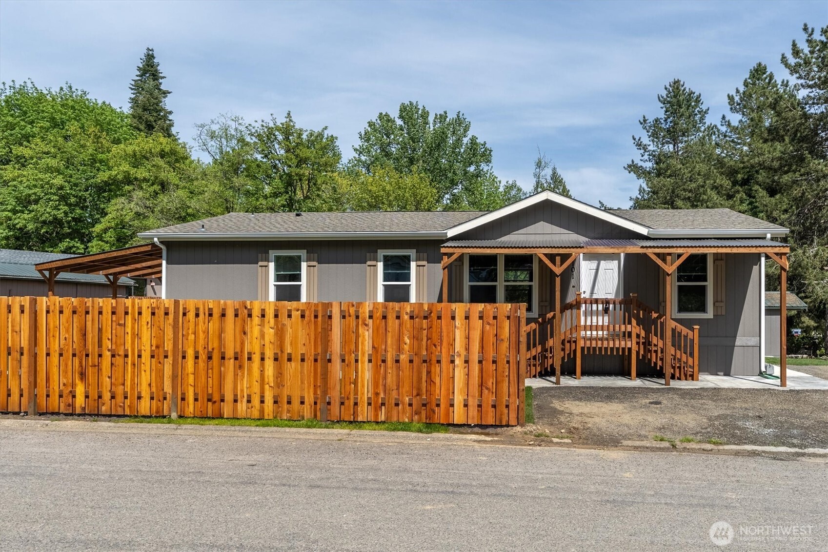 101 Sir Lancelot Drive , Castle Rock, WA 98611