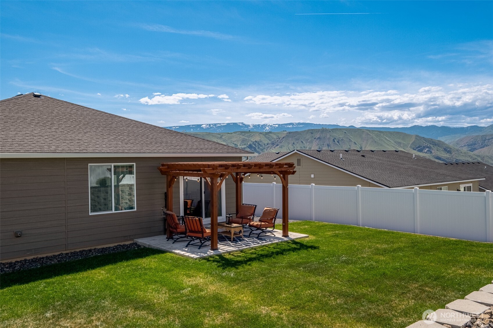 2355 3rd St SE , East Wenatchee, WA 98802