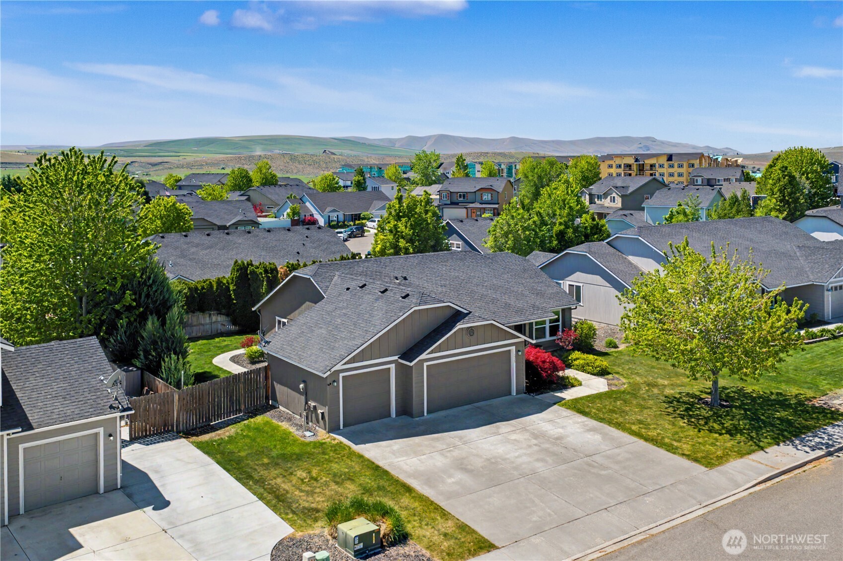 5929 Bluewood Street , West Richland, WA 99353