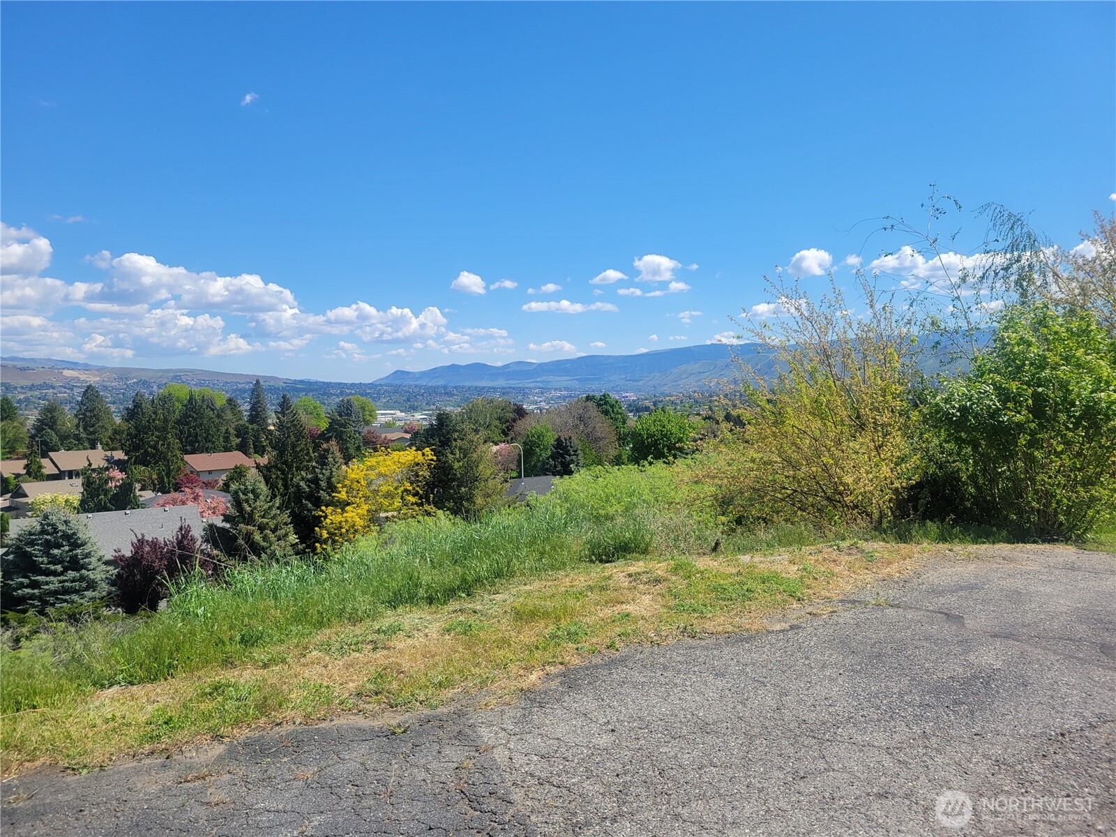 1823 North Road , Wenatchee, WA 98801