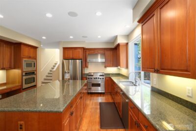 25846 NE 4th Place , Sammamish, WA 98074 - Photo 4