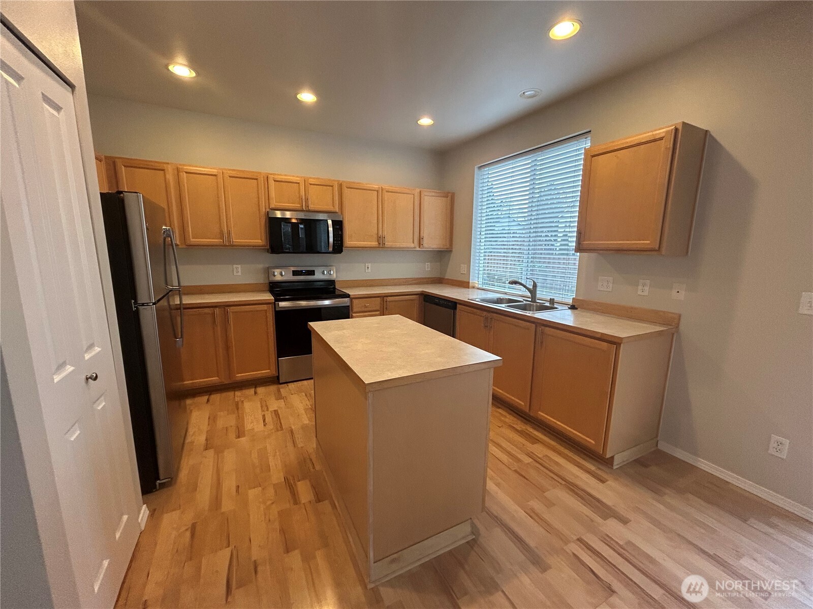 24528 SE 275th Street , Maple Valley, WA 98038