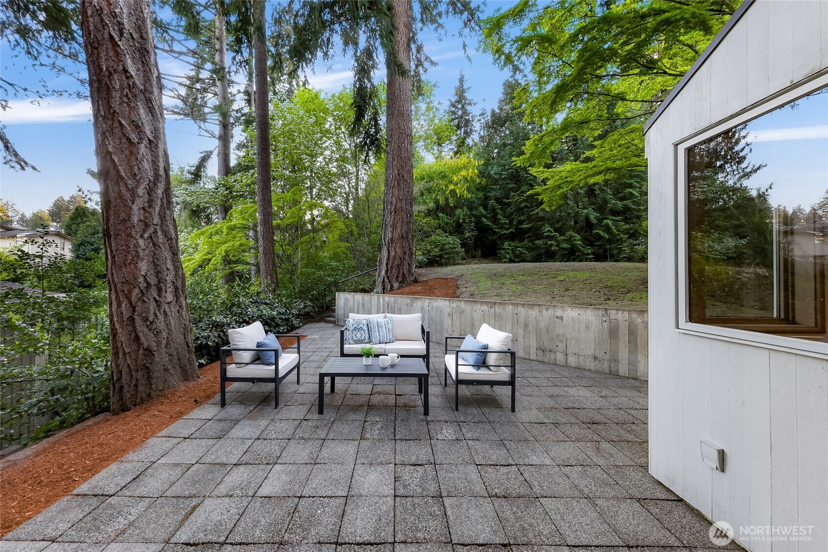 2261 W Lake Sammamish Parkway SE, Bellevue, WA 98008