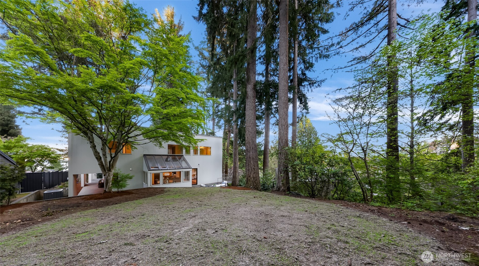 2261 W Lake Sammamish Parkway SE, Bellevue, WA 98008