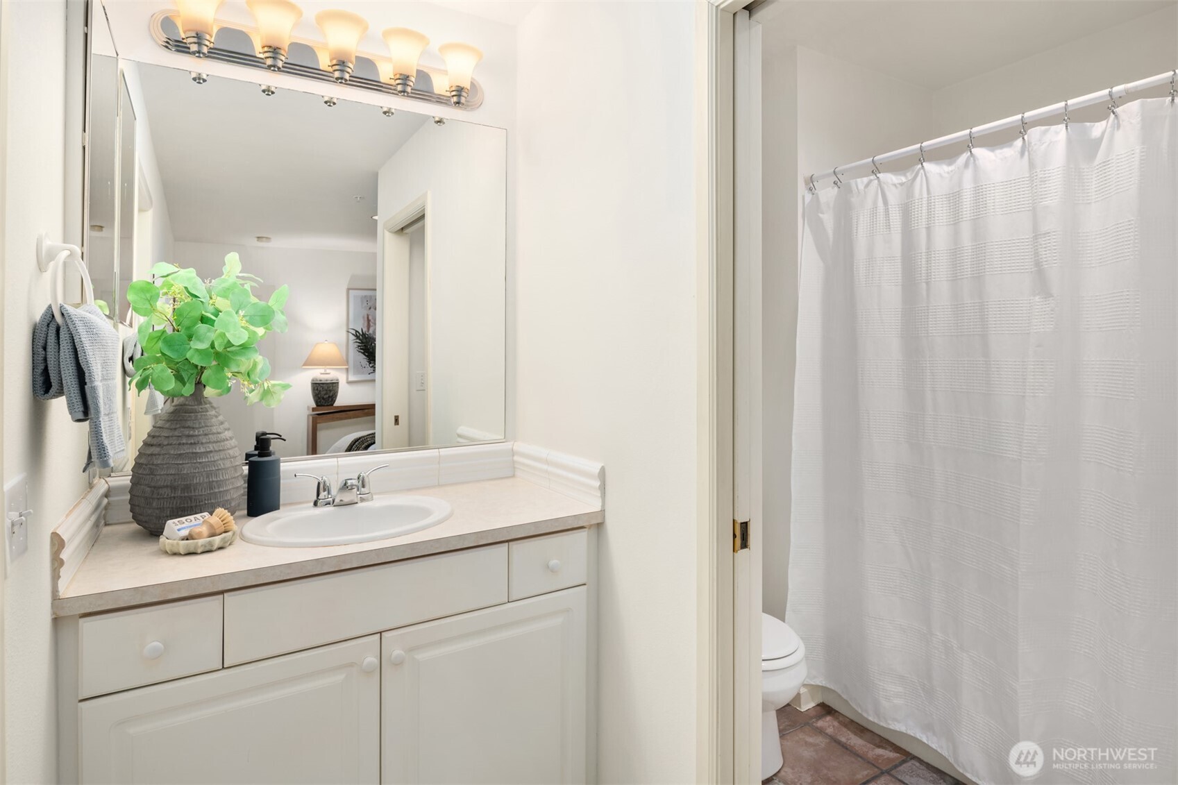 1417 Queen Anne Avenue N #206, Seattle, WA 98109
