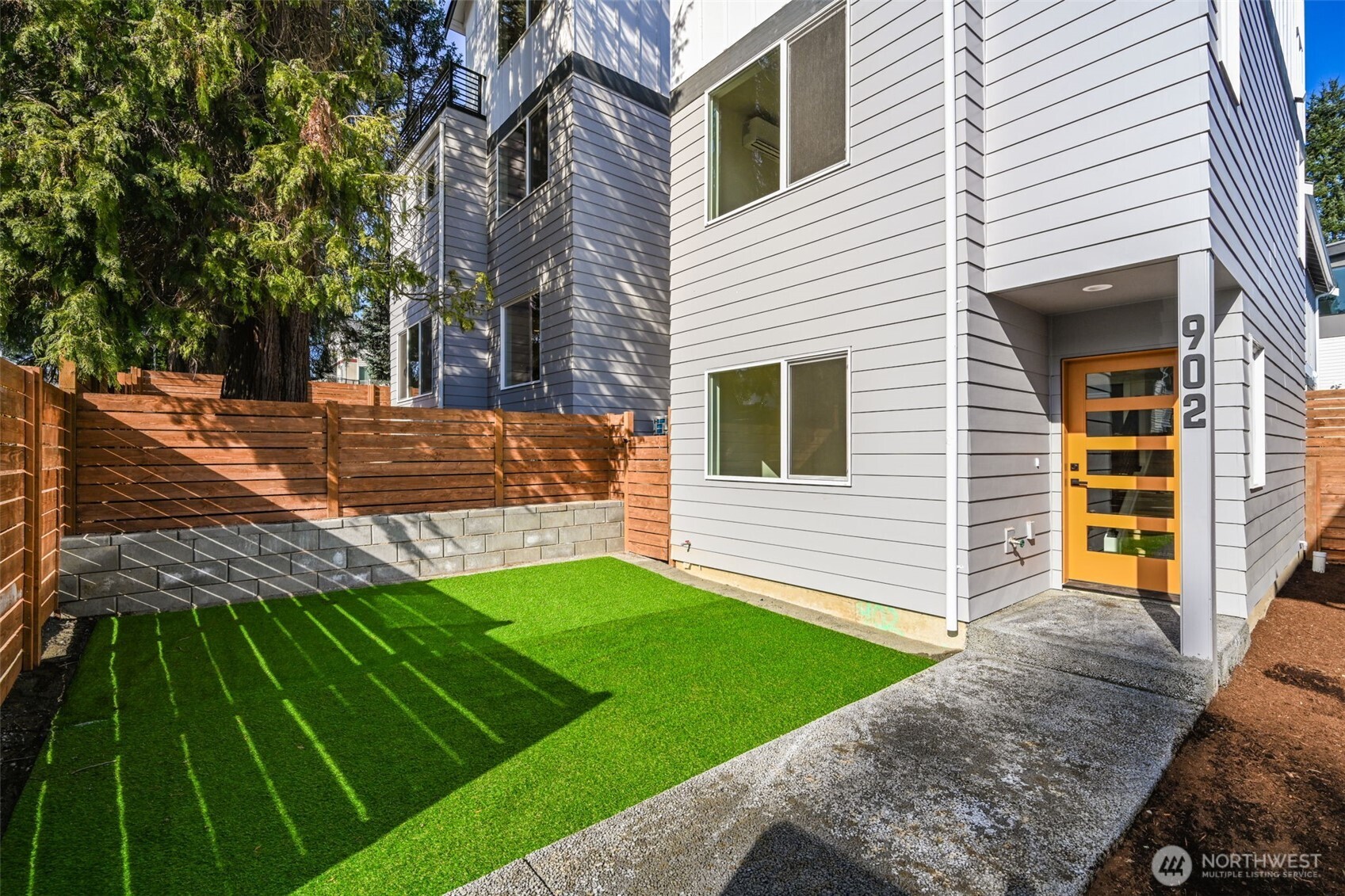 902 N 107th Street , Seattle, WA 98133-8871