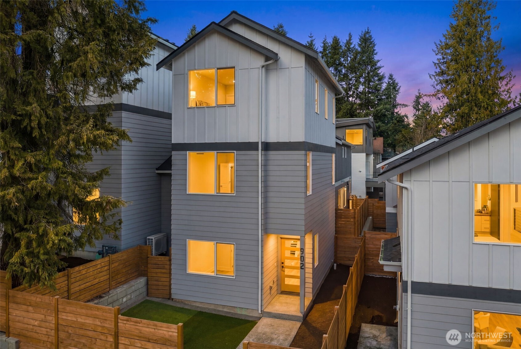 902 N 107th Street , Seattle, WA 98133-8871