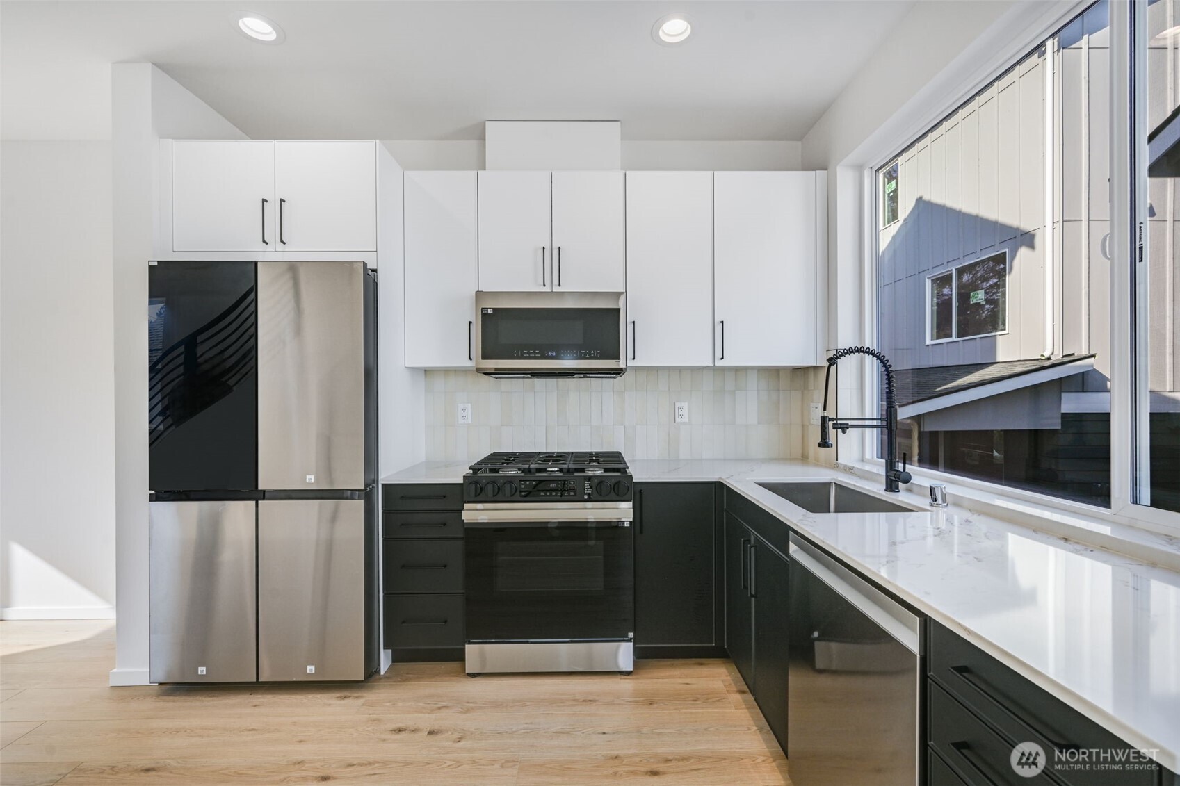 902 N 107th Street , Seattle, WA 98133-8871