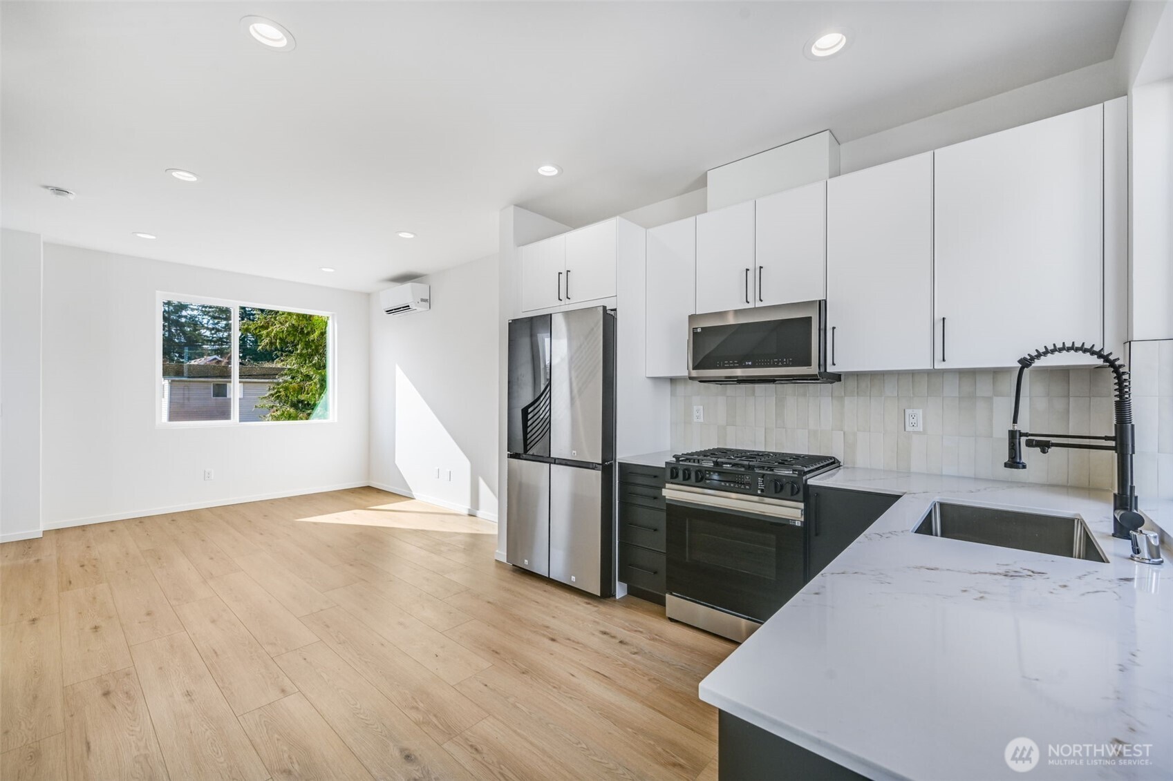 902 N 107th Street , Seattle, WA 98133-8871
