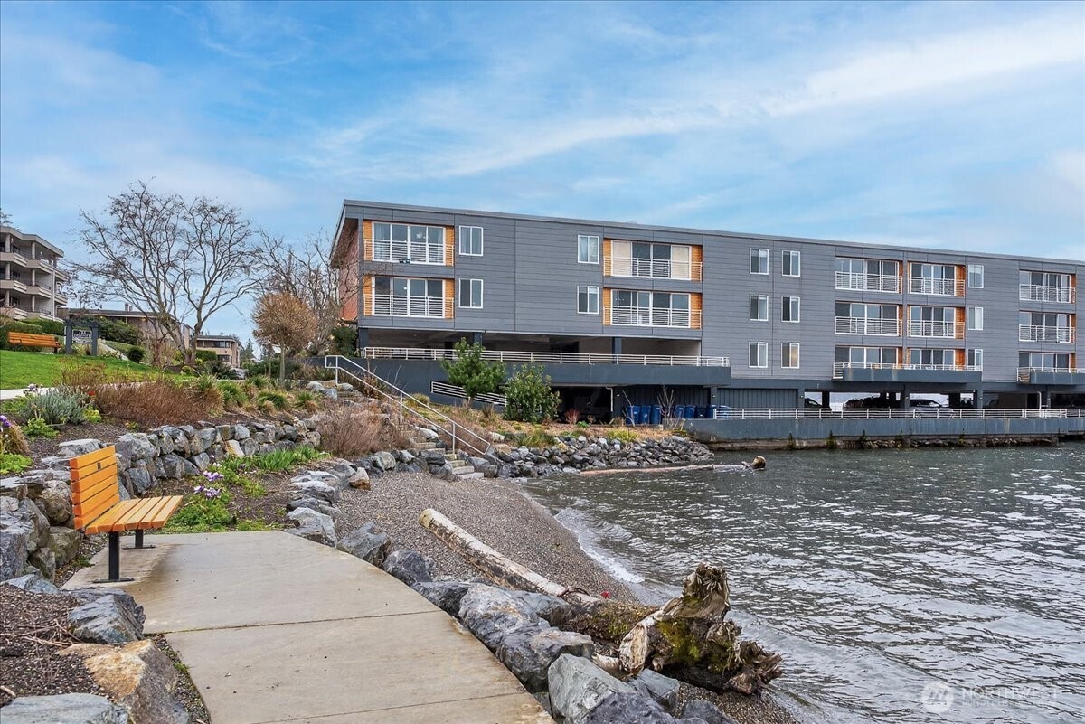 733 Lake Street S #104, Kirkland, WA 98033