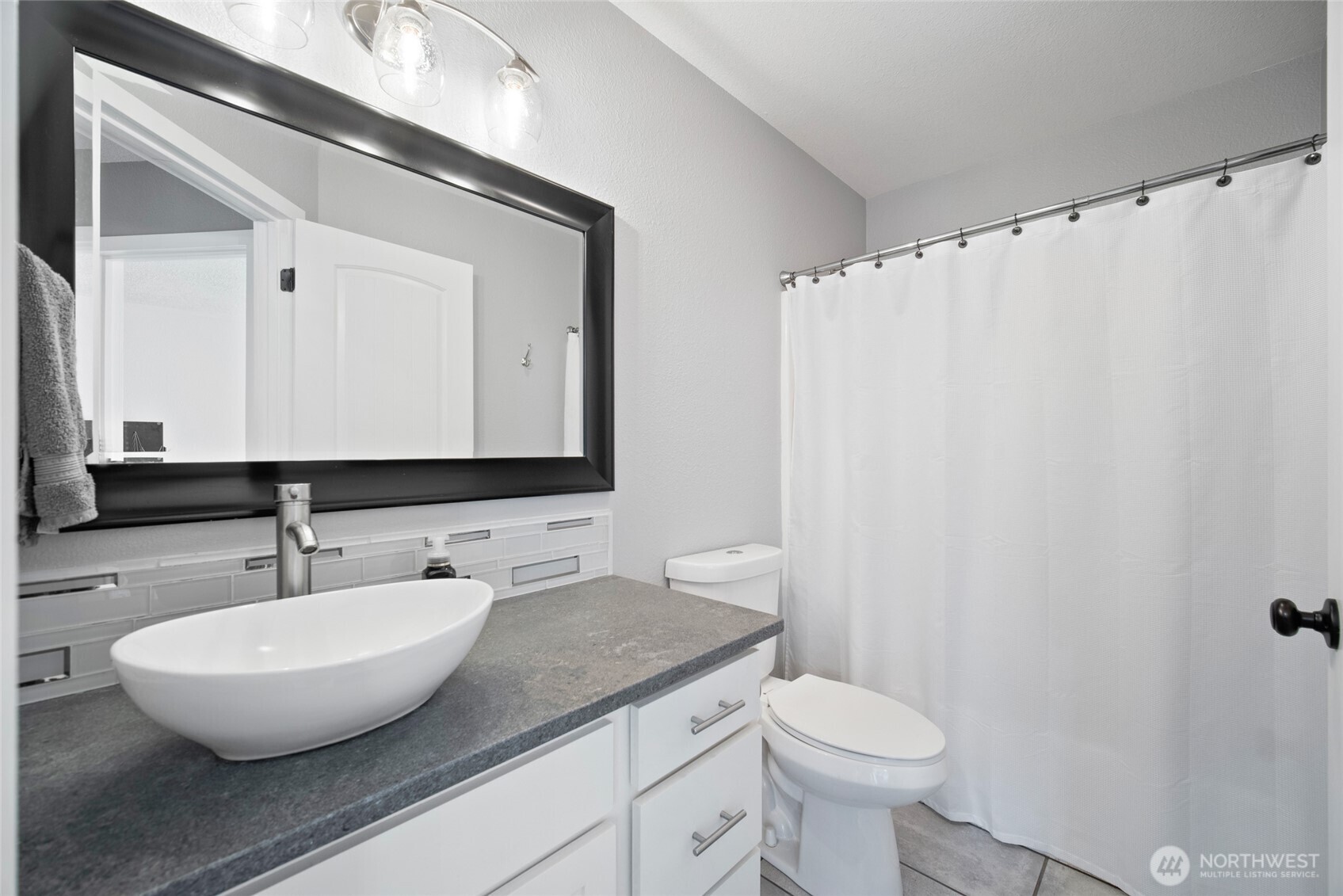 195 Bay Point Drive , Castle Rock, WA 98611