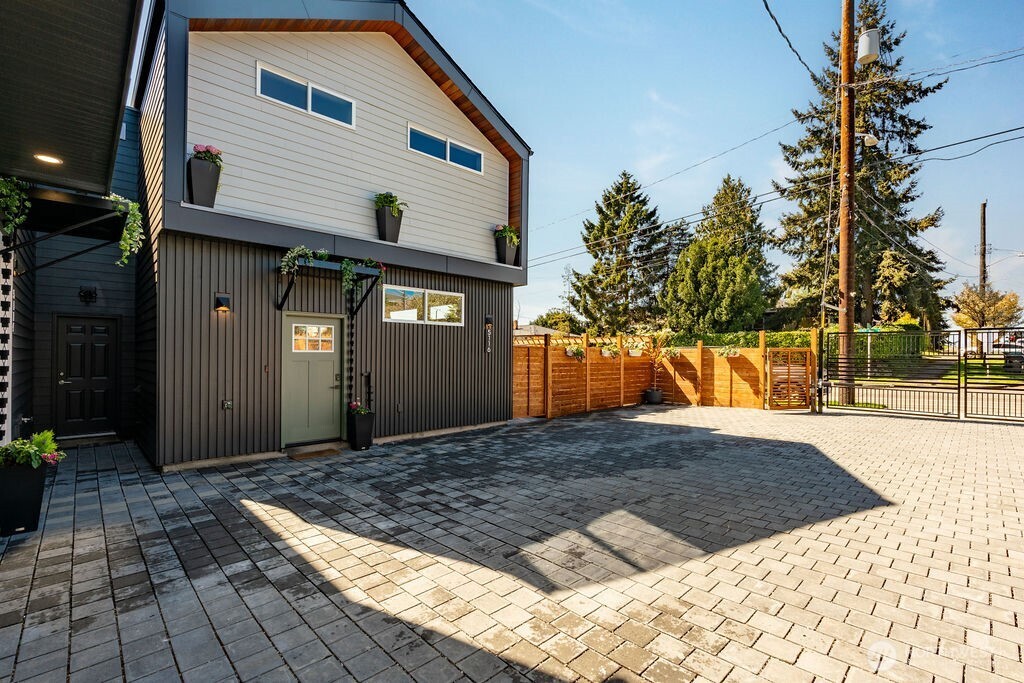 5116 15th Avenue S, Seattle, WA 98108