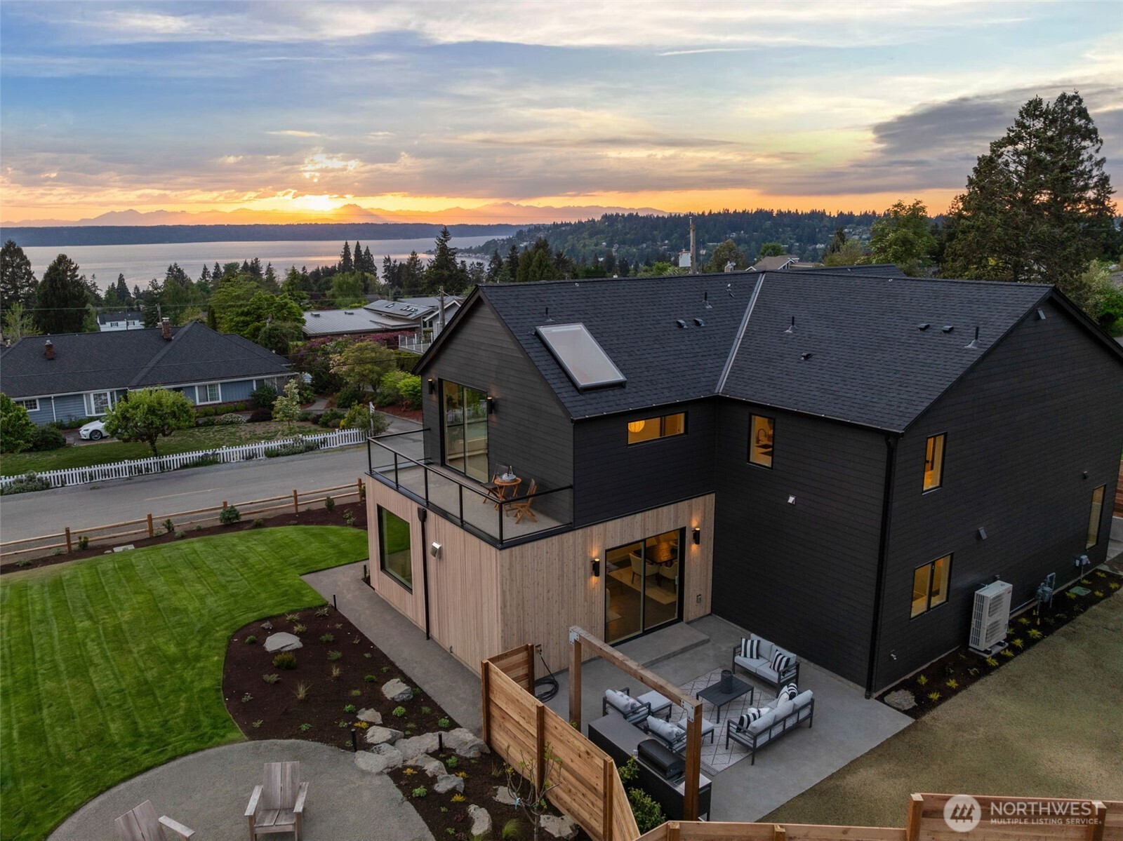 18638 2nd Avenue SW, Normandy Park, WA 98166