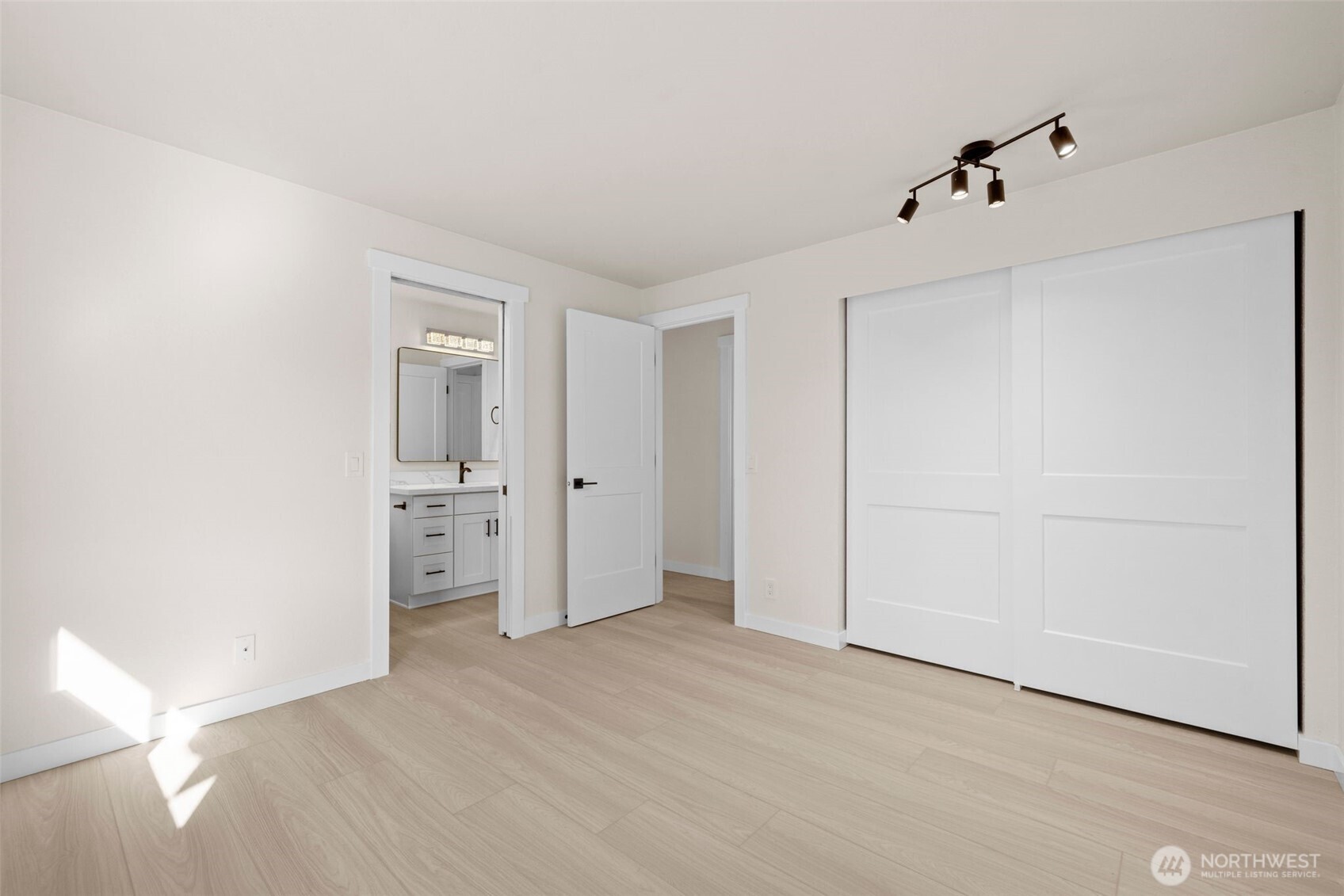 917 N 100th Street , Seattle, WA 98133