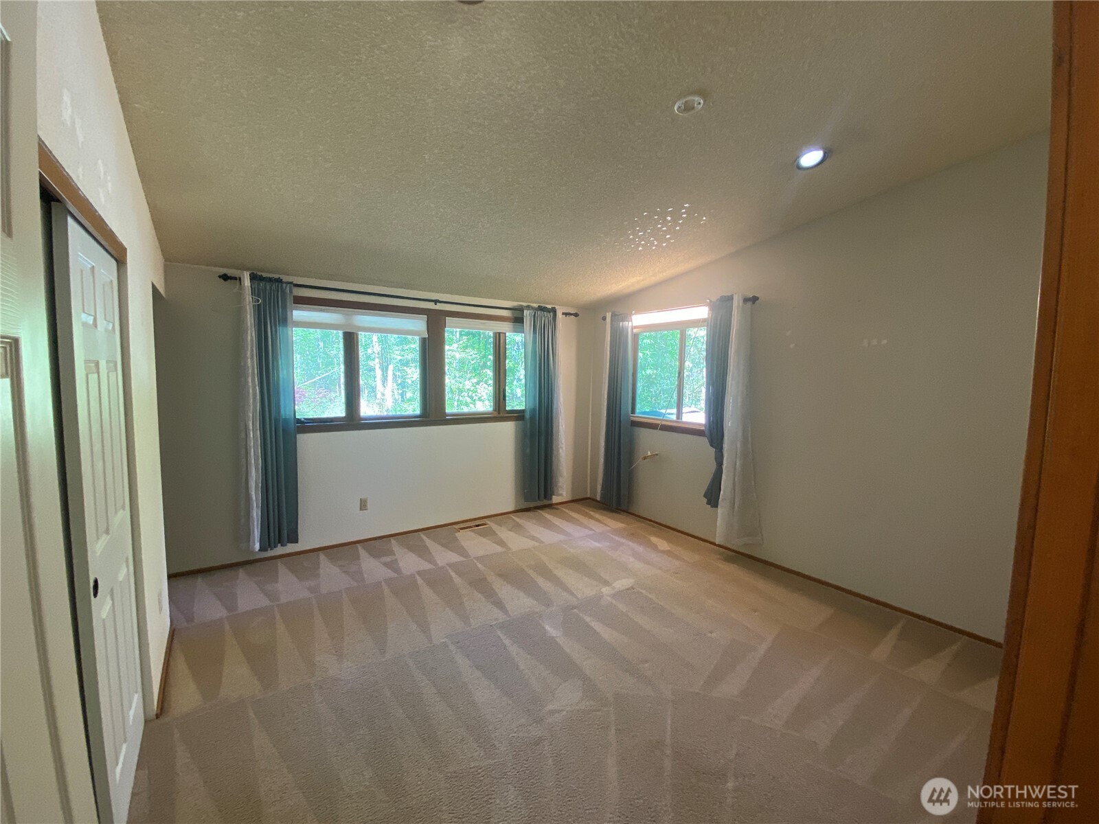 24417 SE 17th Place , Sammamish, WA 98075-8131