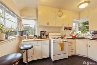 9716 Greenwood Avenue N, Seattle, WA 98103 - Photo 14