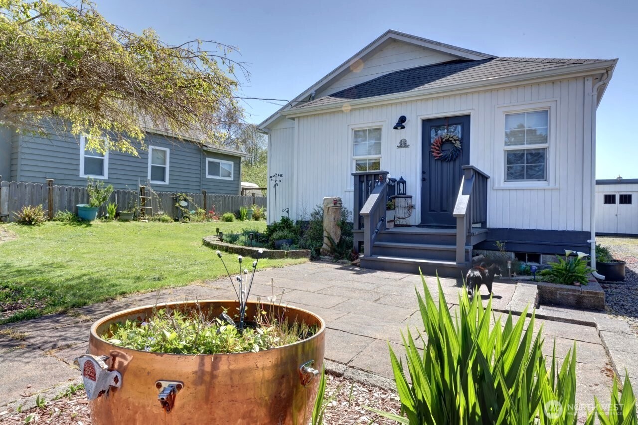 319 10th St NE , Long Beach, WA 98631