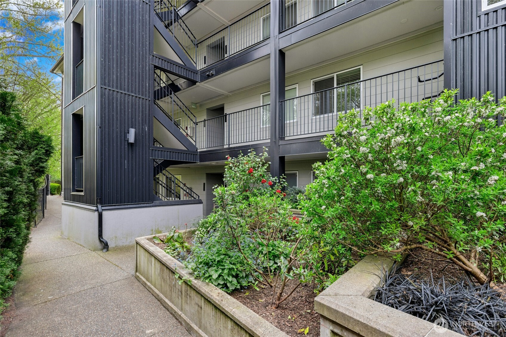 9201 NE Juanita Drive #202, Kirkland, WA 98034