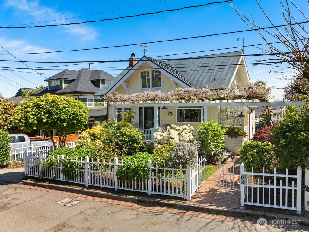 75 East Road , Tacoma, WA 98406