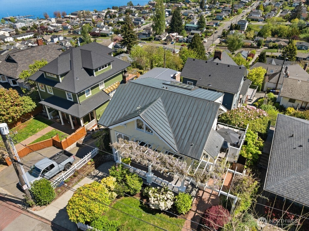 75 East Road , Tacoma, WA 98406