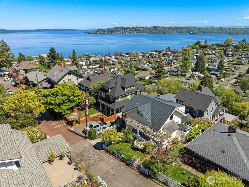 75 East Road , Tacoma, WA 98406