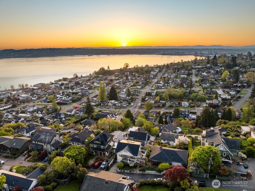 75 East Road , Tacoma, WA 98406