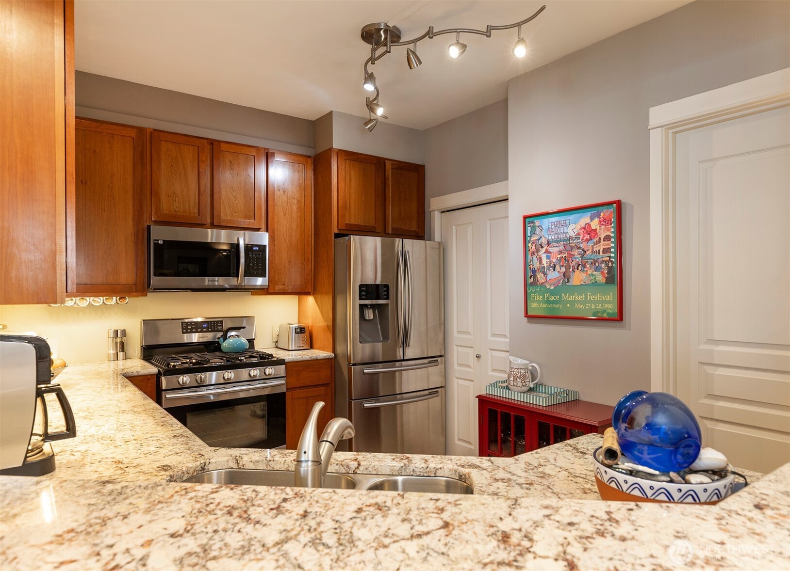 2000 Alaskan Way #255, Seattle, WA 98121-2104