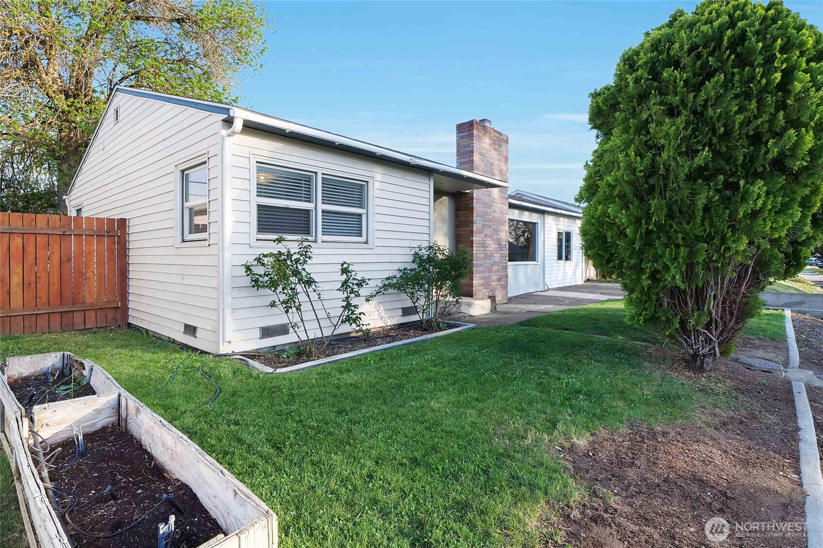 807 S Hawthorne Drive , Moses Lake, WA 98837