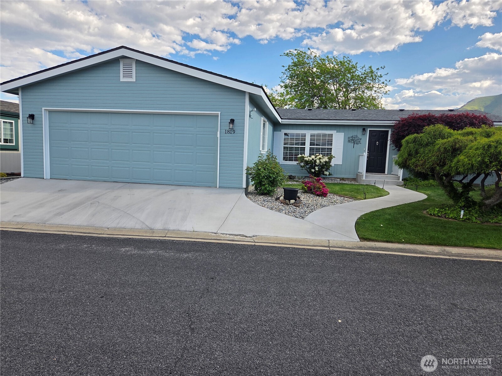1819 Heritage Drive , Wenatchee, WA 98801-8204