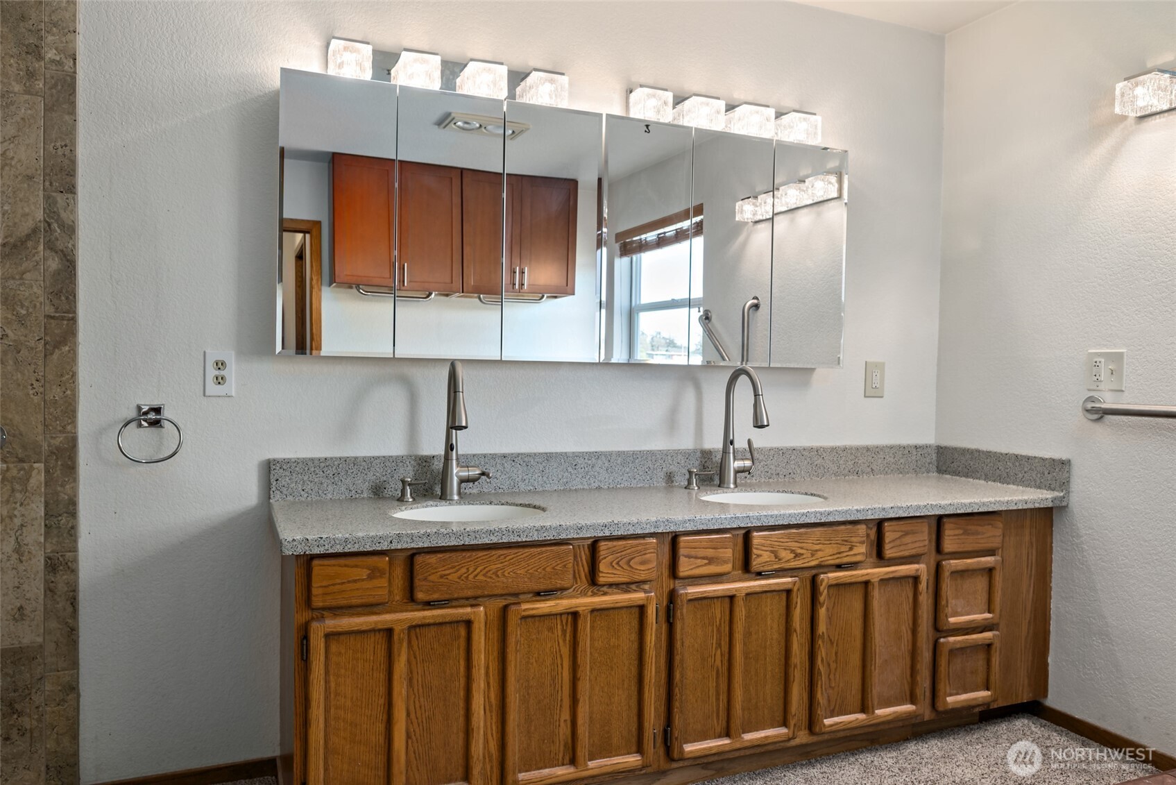 651 SE Bayshore Drive #E102, Oak Harbor, WA 98277