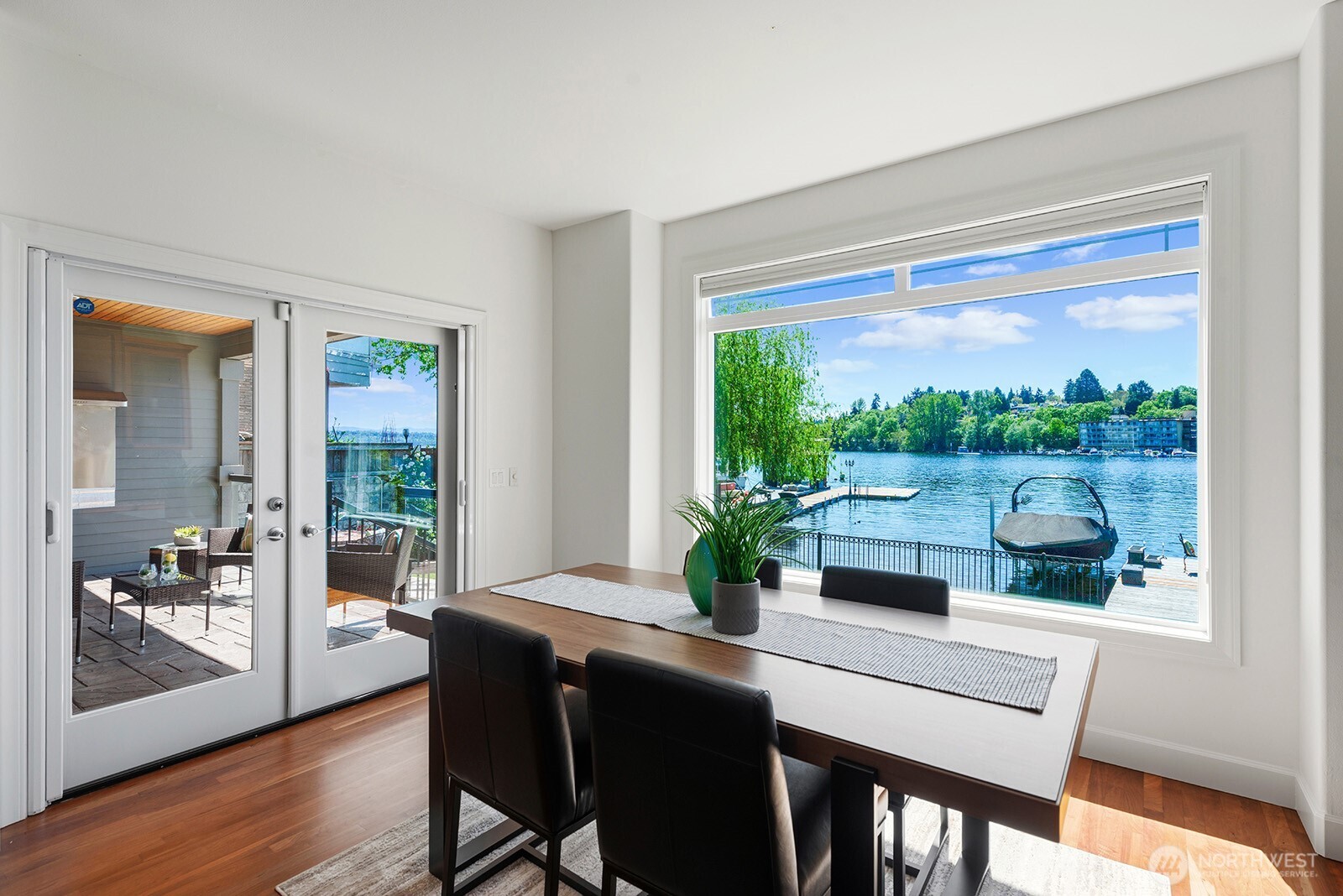 8696 Island Drive S, Seattle, WA 98118-4734