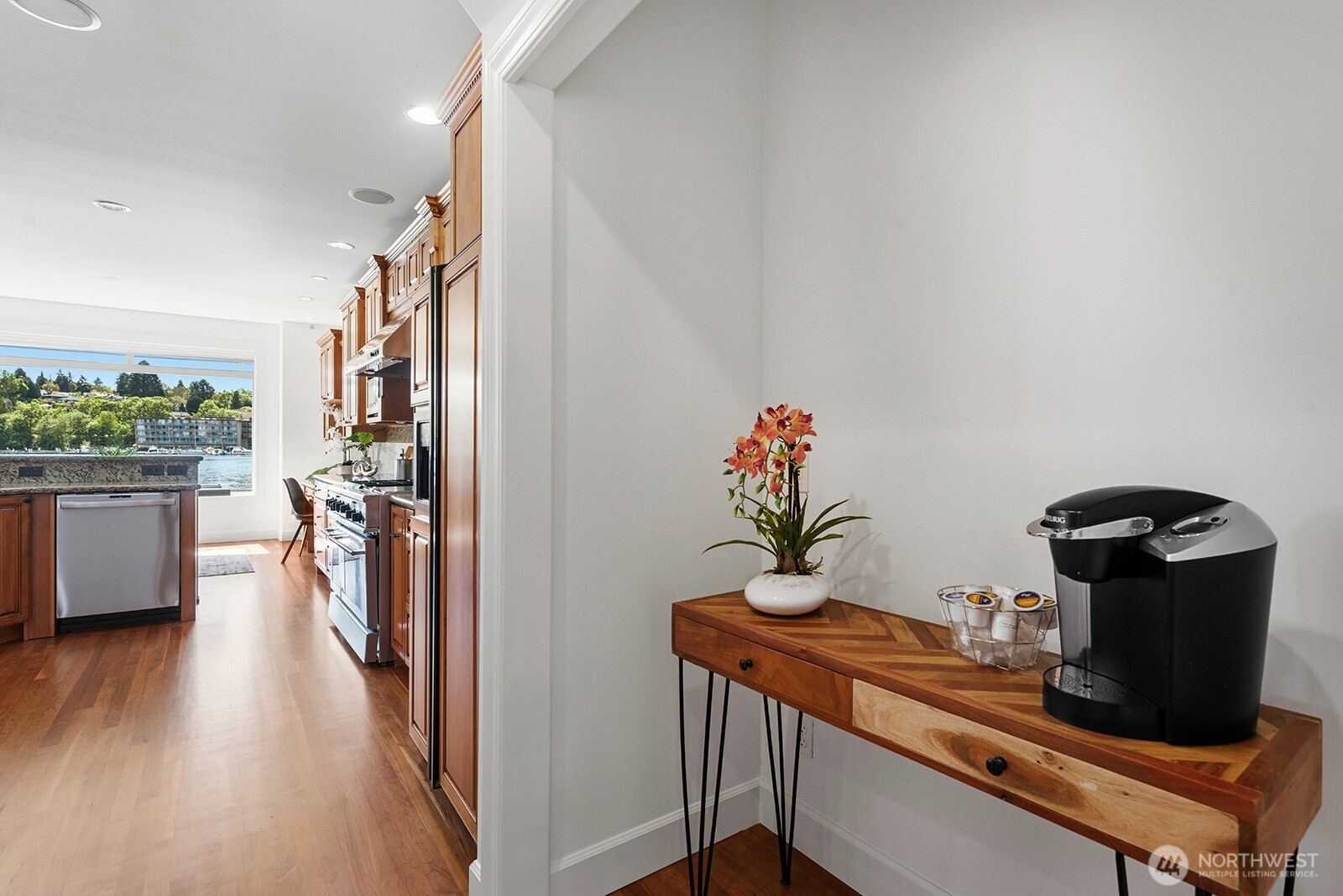 8696 Island Drive S, Seattle, WA 98118-4734