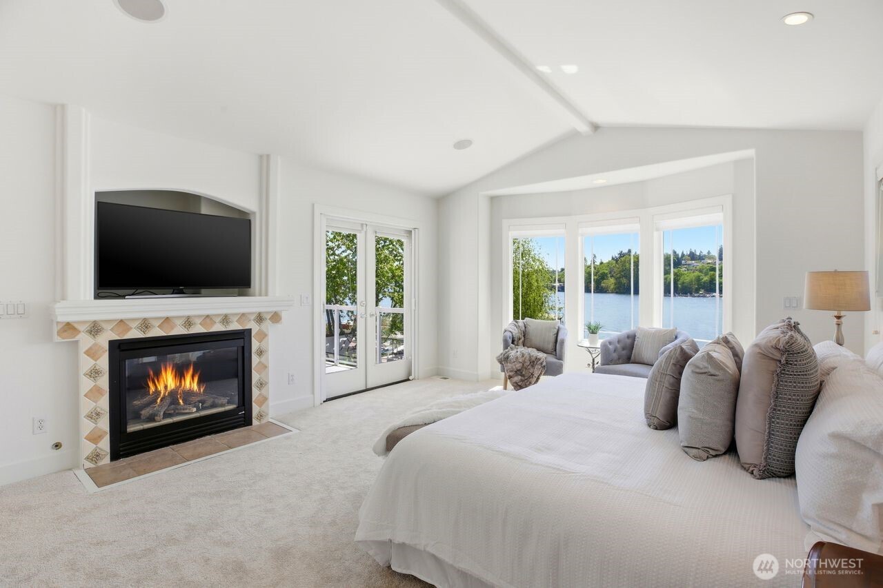 8696 Island Drive S, Seattle, WA 98118-4734