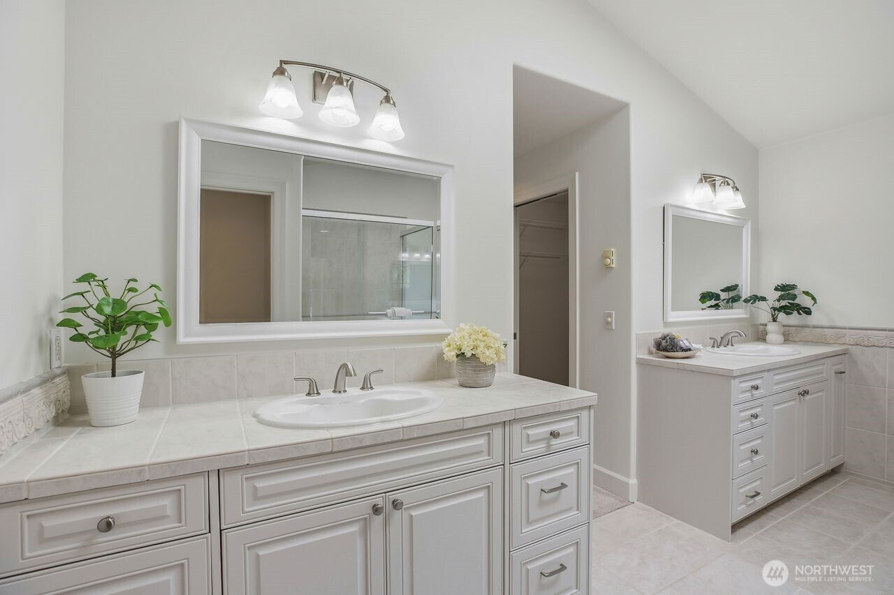 8696 Island Drive S, Seattle, WA 98118-4734