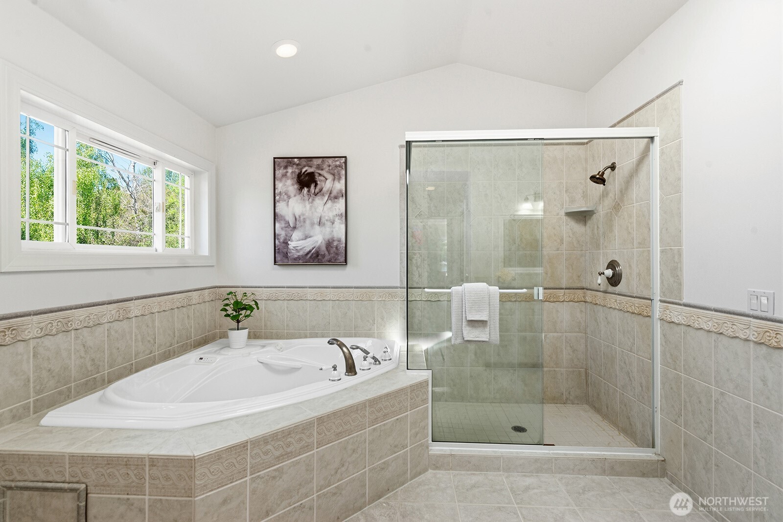 8696 Island Drive S, Seattle, WA 98118-4734