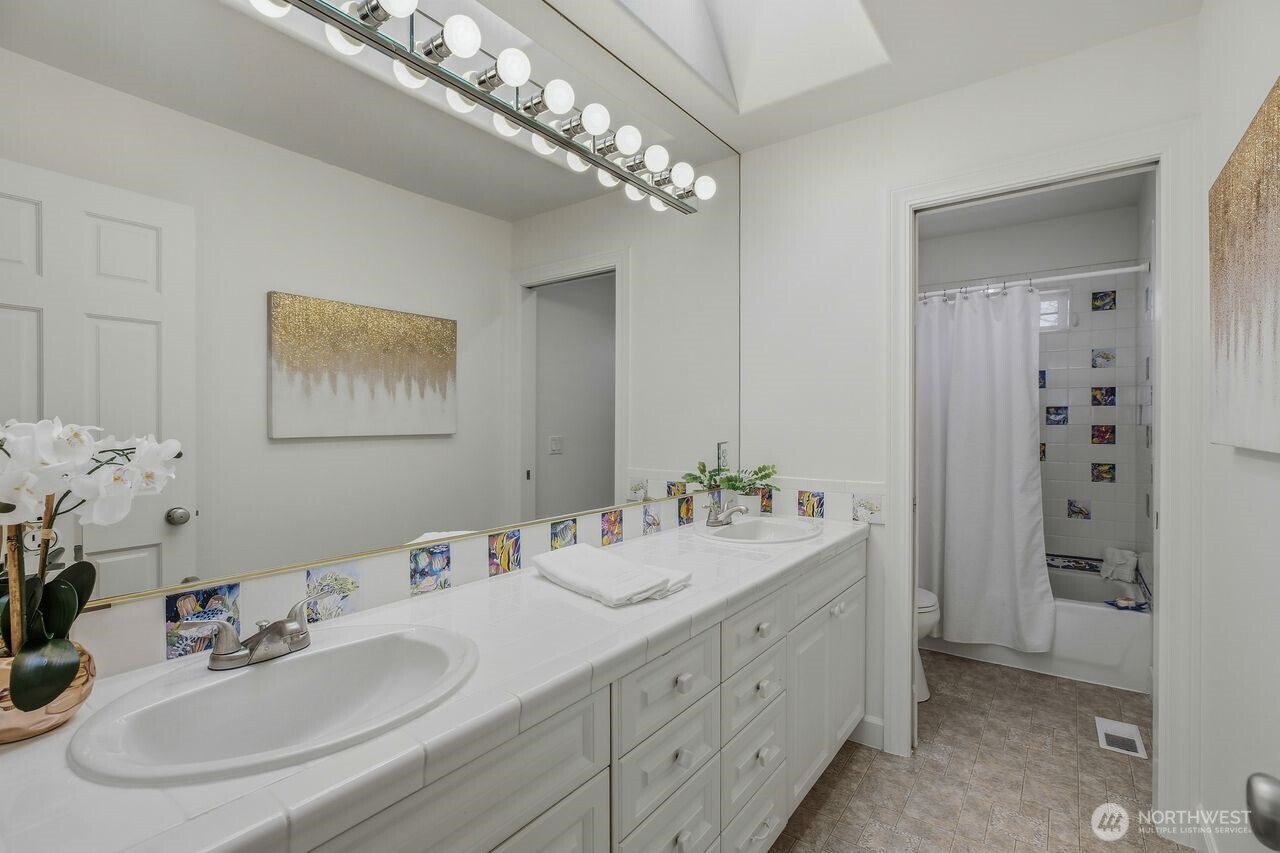 8696 Island Drive S, Seattle, WA 98118-4734