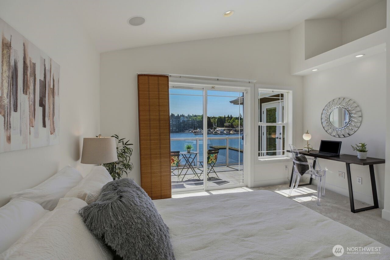 8696 Island Drive S, Seattle, WA 98118-4734