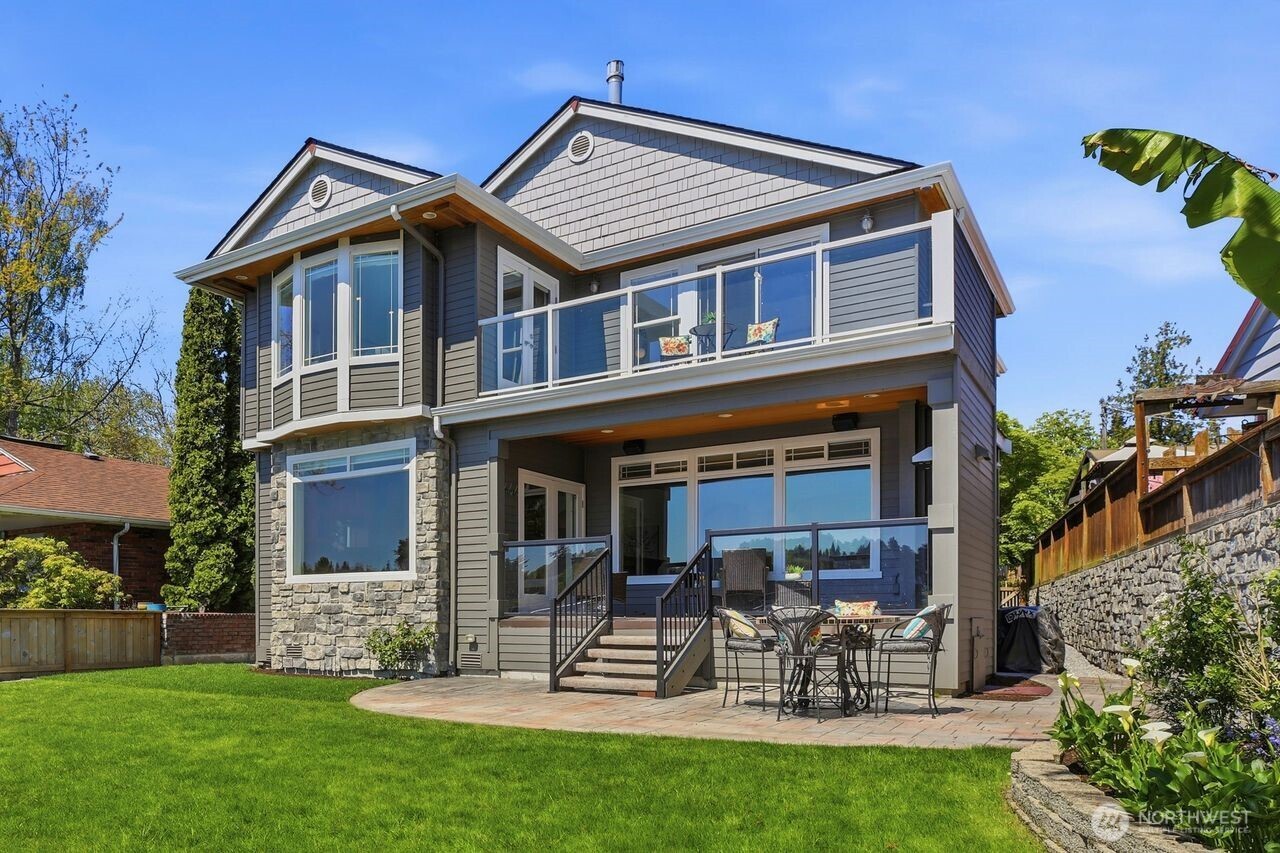 8696 Island Drive S, Seattle, WA 98118-4734