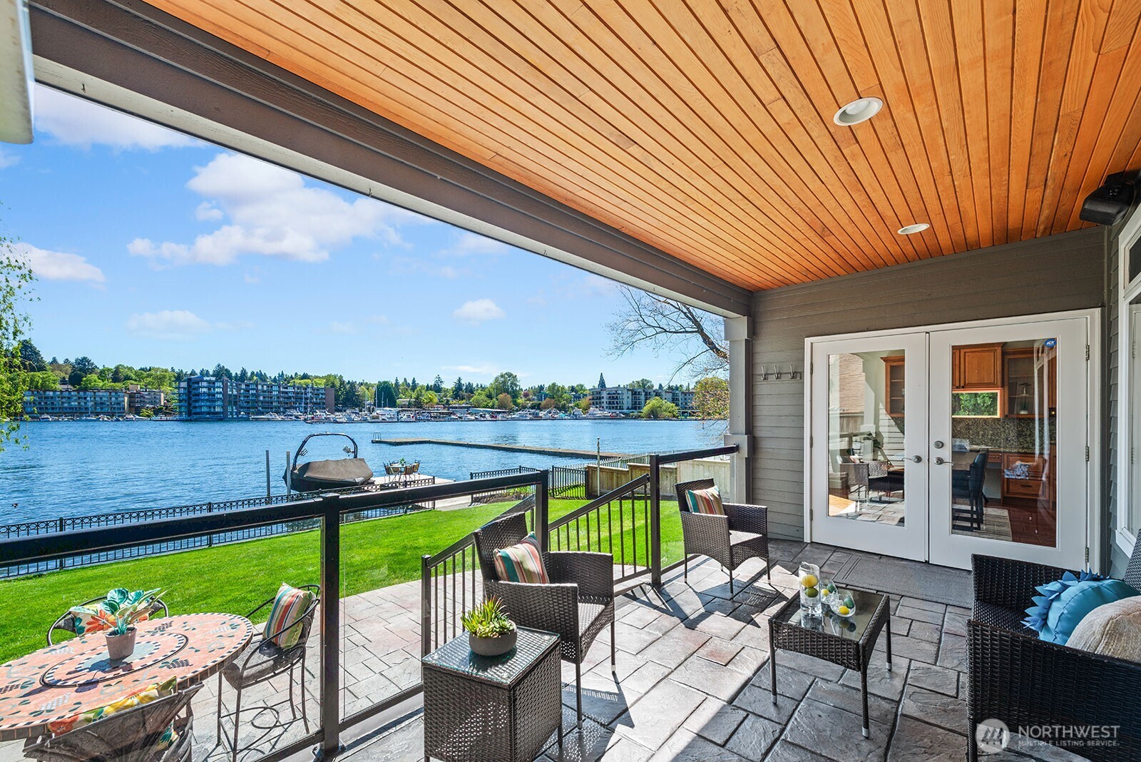 8696 Island Drive S, Seattle, WA 98118-4734