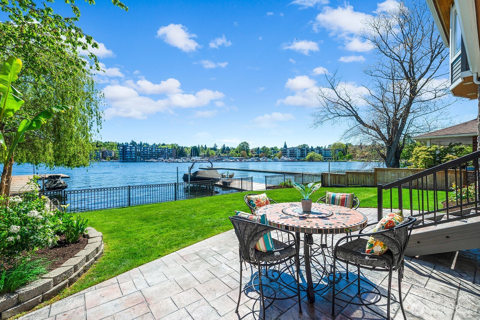8696 Island Drive S, Seattle, WA 98118-4734