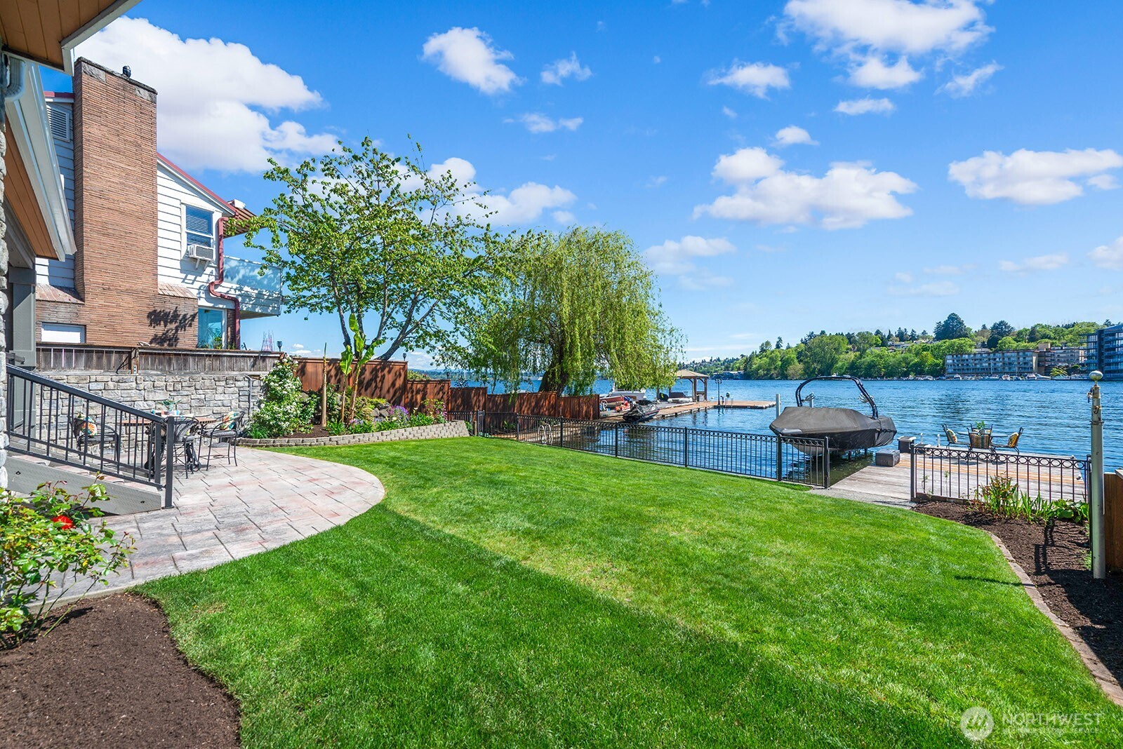 8696 Island Drive S, Seattle, WA 98118-4734