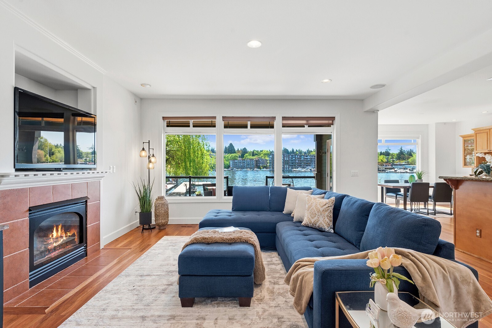 8696 Island Drive S, Seattle, WA 98118-4734