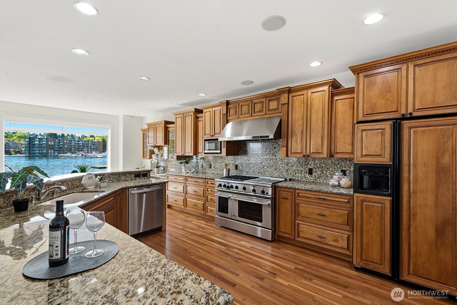 8696 Island Drive S, Seattle, WA 98118-4734