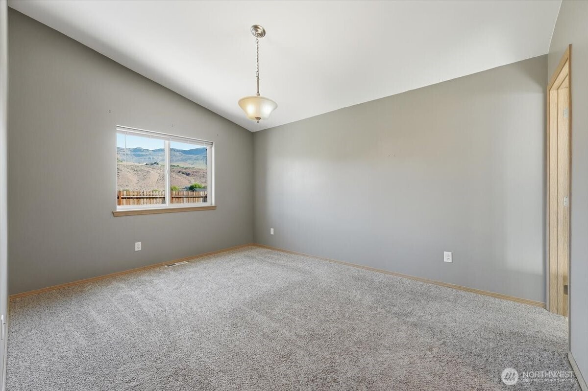 117 Island Loop Road , Rock Island, WA 98850