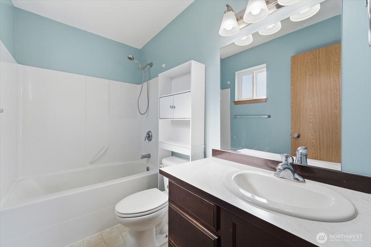 117 Island Loop Road , Rock Island, WA 98850