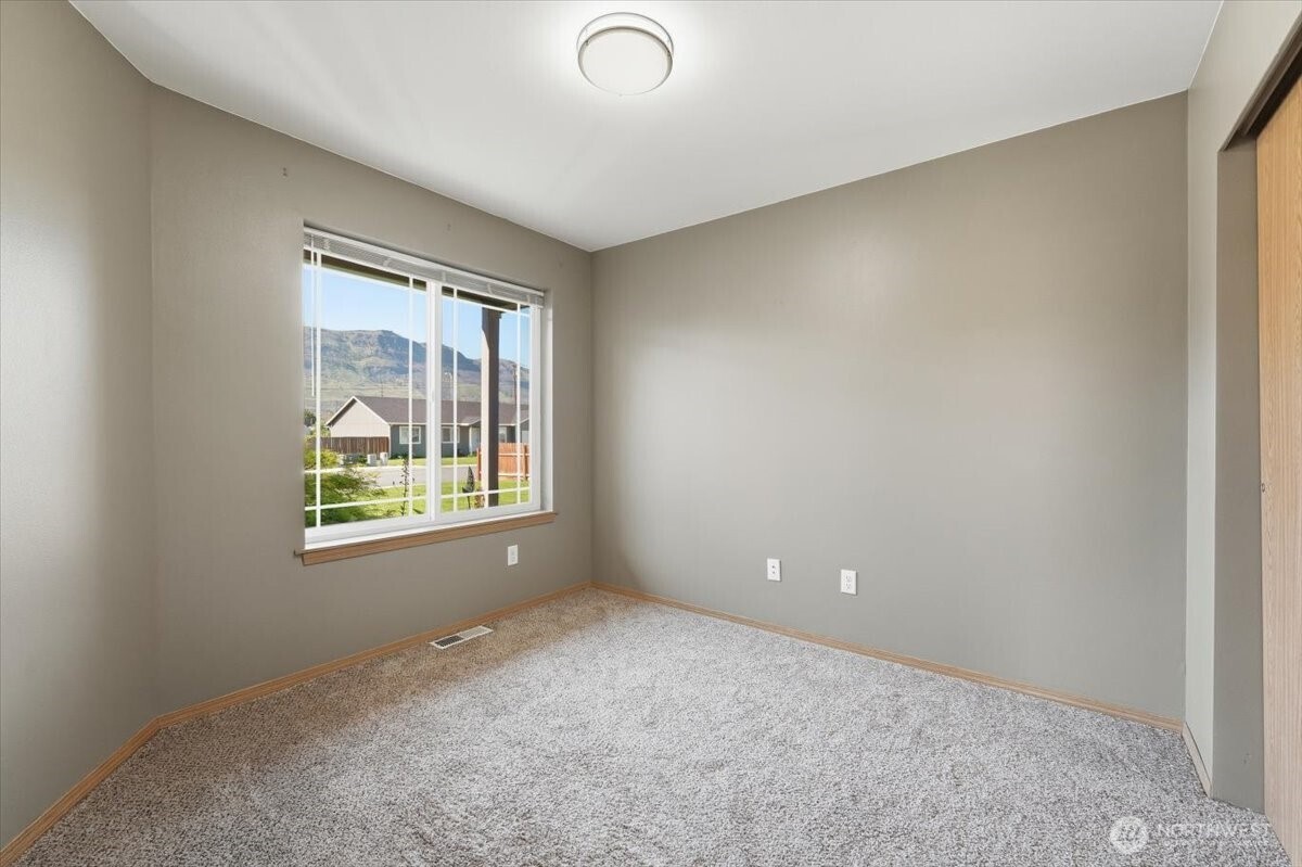 117 Island Loop Road , Rock Island, WA 98850