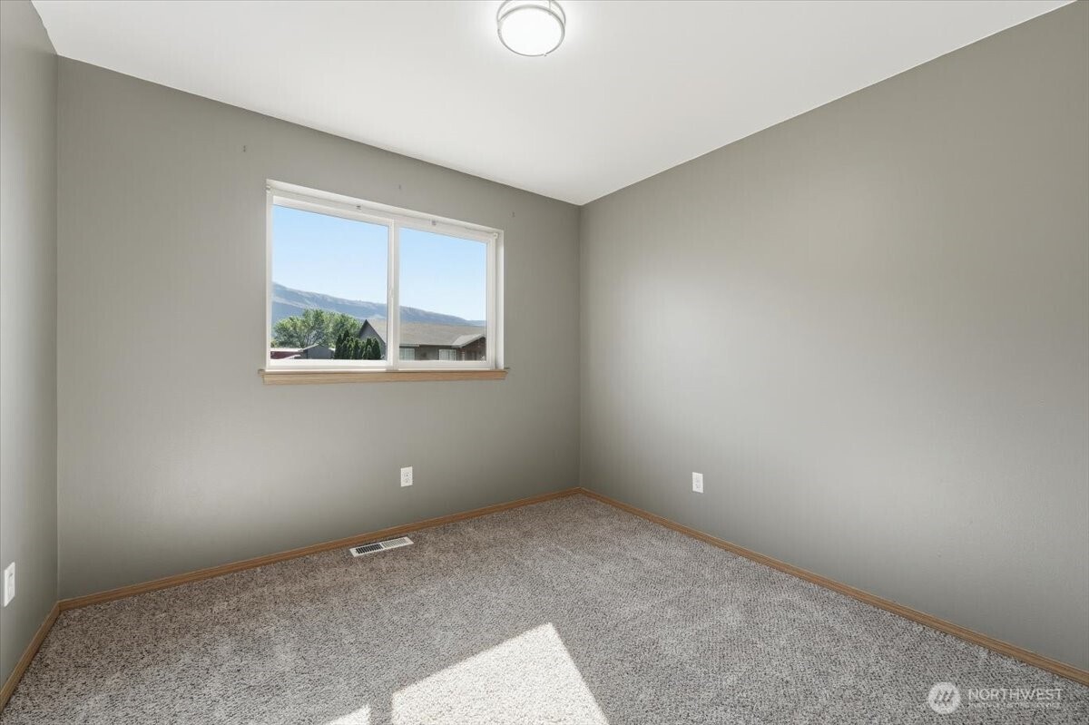117 Island Loop Road , Rock Island, WA 98850