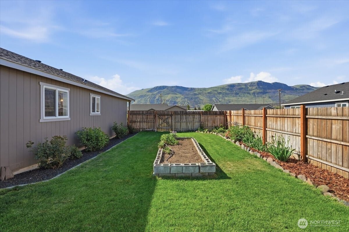 117 Island Loop Road , Rock Island, WA 98850